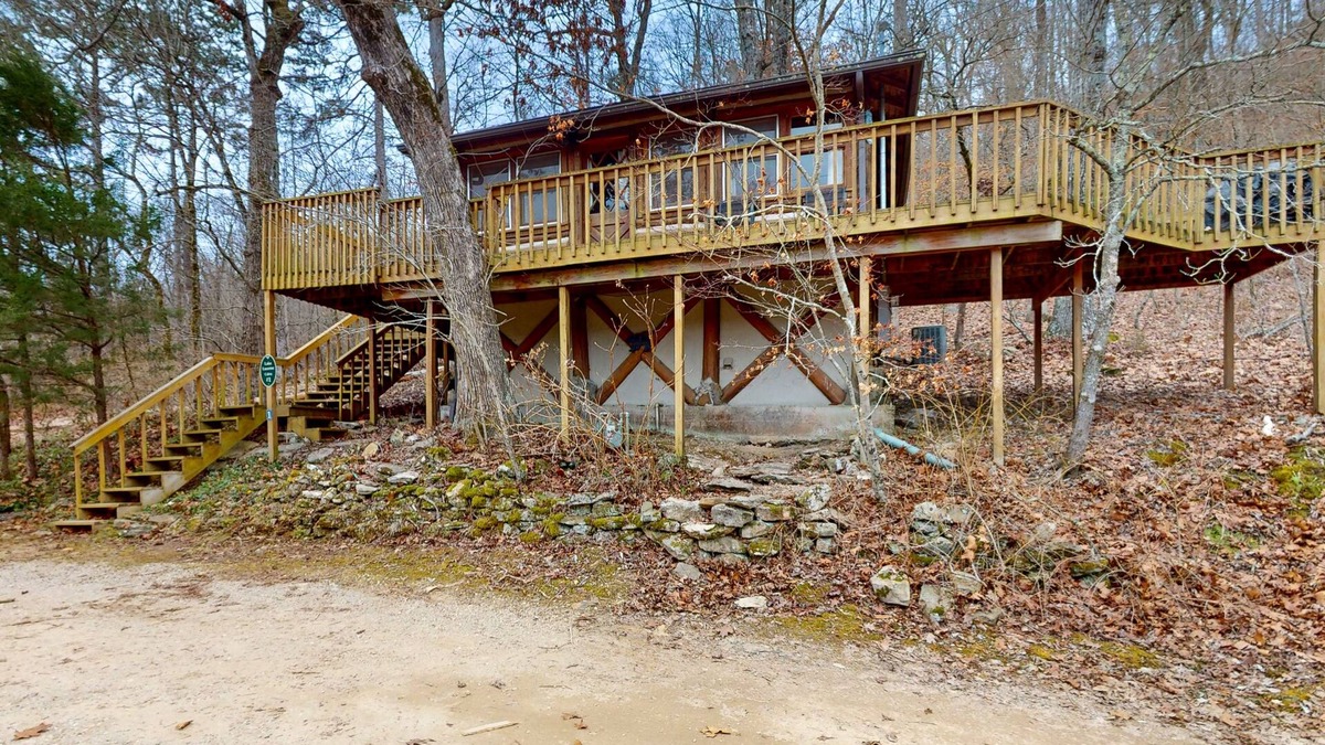Eureka Springs Cabin | Historic dog-friendly cabin overlooking Lake Lucerne with deck & great views