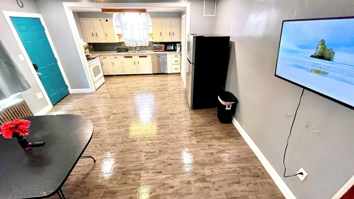 Beaver Meadows Apartment | Historic Downtown Beaver Meadows l 3 bd 4 sofa bd w Dishwasher Laundry & Kureg