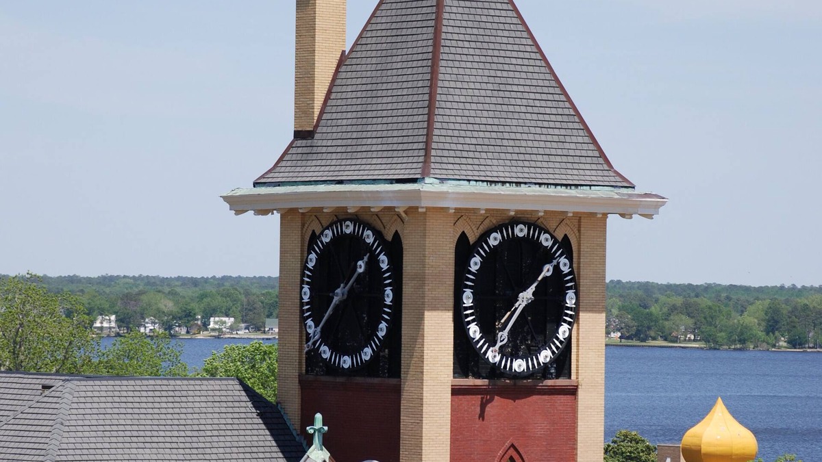 New Bern Condo | Historic Downtown Clock Tower View Condo-2 Bedroom