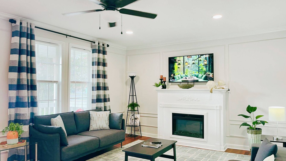 Smithfield House | Historic Downtown Gem, 7 mins to Premium Outlets