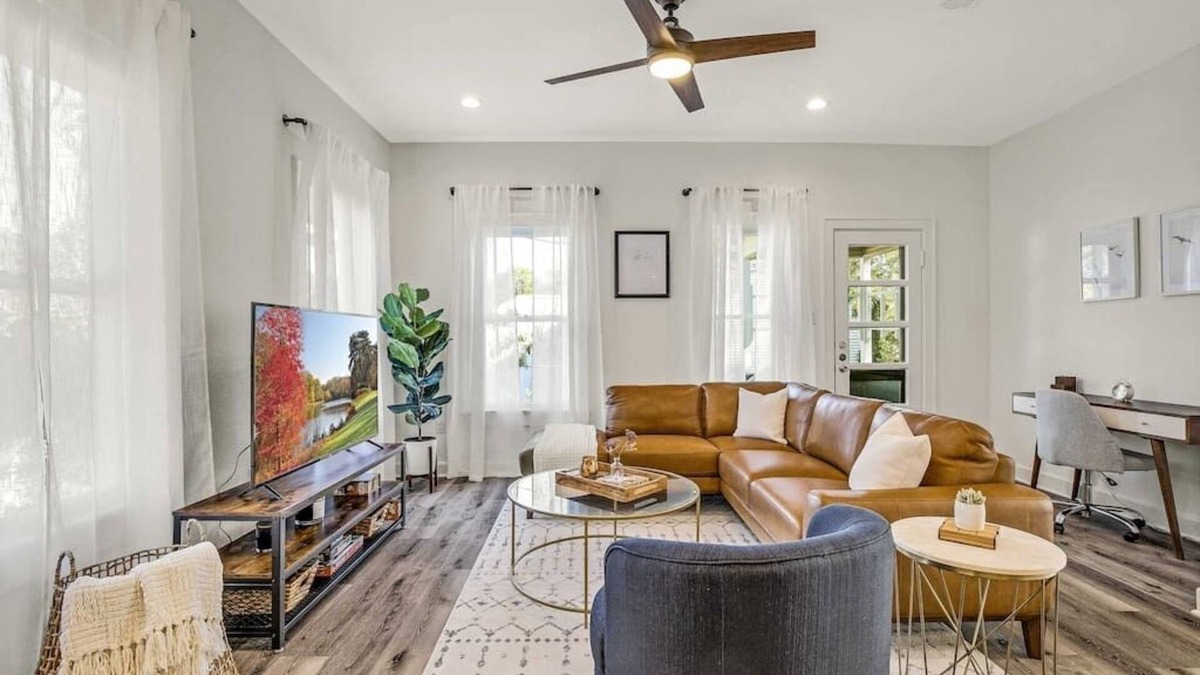 Clarksville House | Historic DT Bungalow | Sleeps 10 | Walk Everywhere