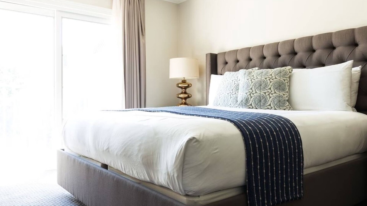 West Campus Hotel | Historic Elegance Meets Modern Comfort – Enjoy On-Site Dining & Bar