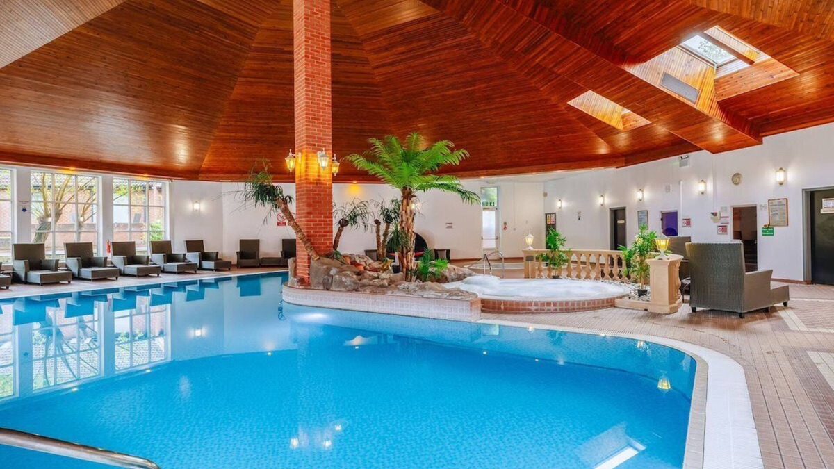 Ipswich Hotel | Historic Escape with Pool, Spa, Sauna Facility & Waterfront Modern Comforts