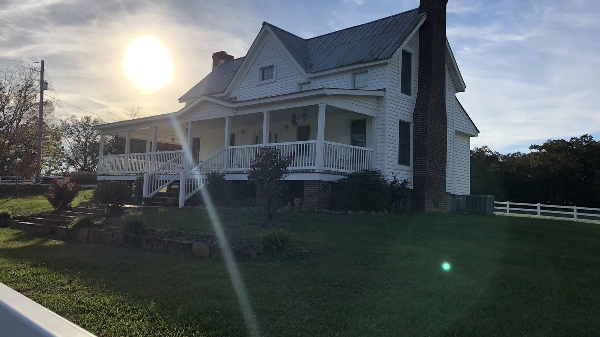Dawson House | Historic Farmhouse/privacy/breathtaking views -Facebook @Valley View Escape, LLC