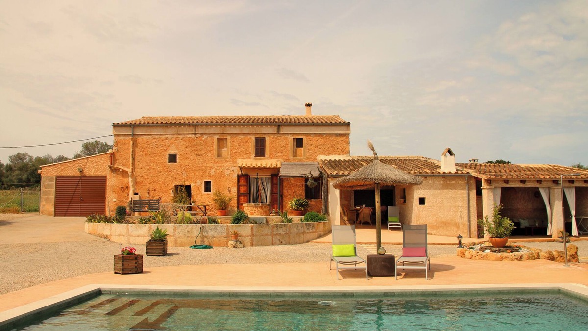 Santa Margalida House | Historic finca with modern comfort and panoramic views, pool, calm nature, WiFi