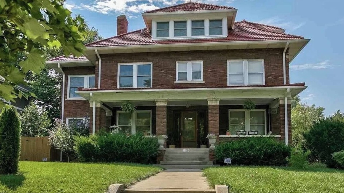 Southeast Omaha House | Historic Field Club Retreat Spacious Stay for 12
