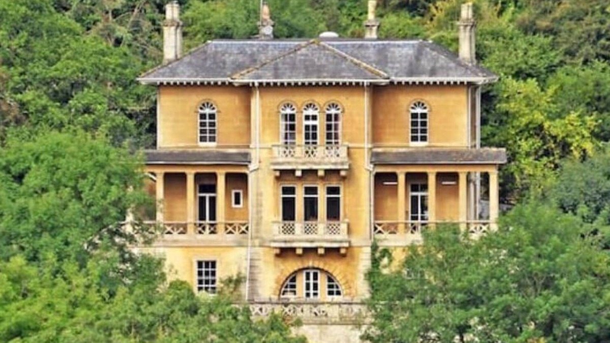 Claverton House | Historic Georgian villa, 7 spacious bedrooms, tennis court and minutes from Bath