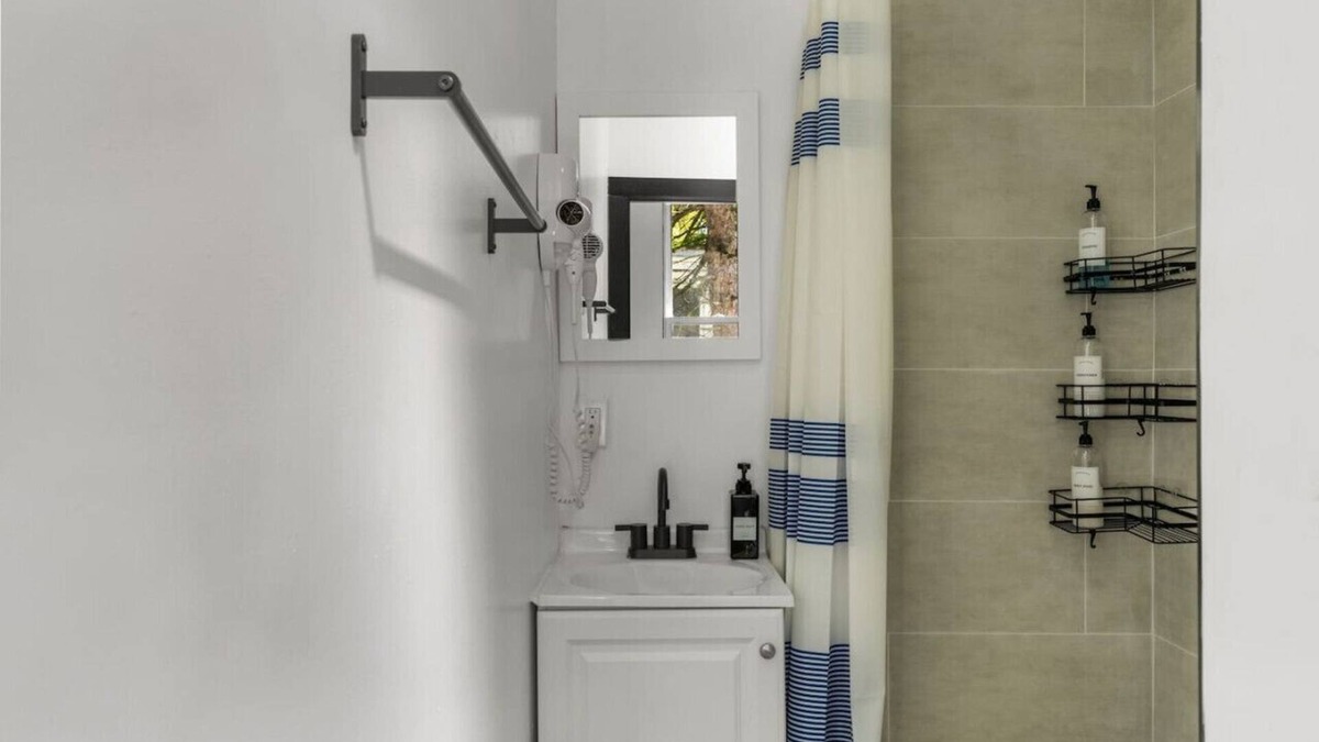 Penn-Knox Apartment | Historic Germantown Getaway | Stylish 2BR + Parking