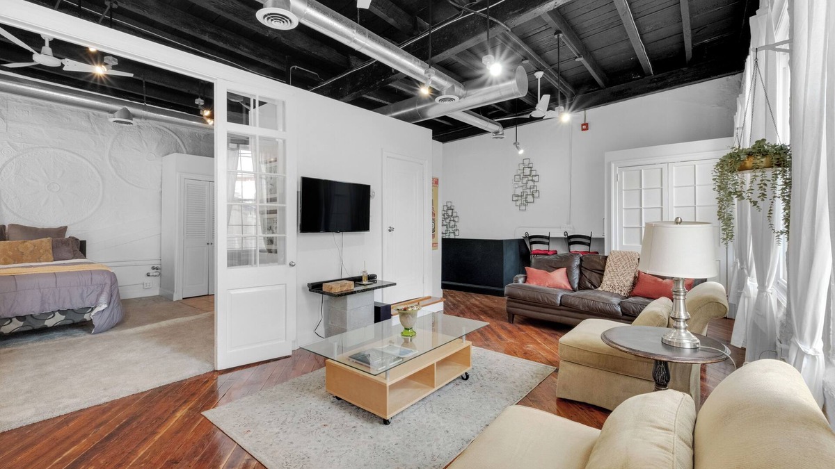 Germantown Apartment | Historic Germantown 1BR Loft