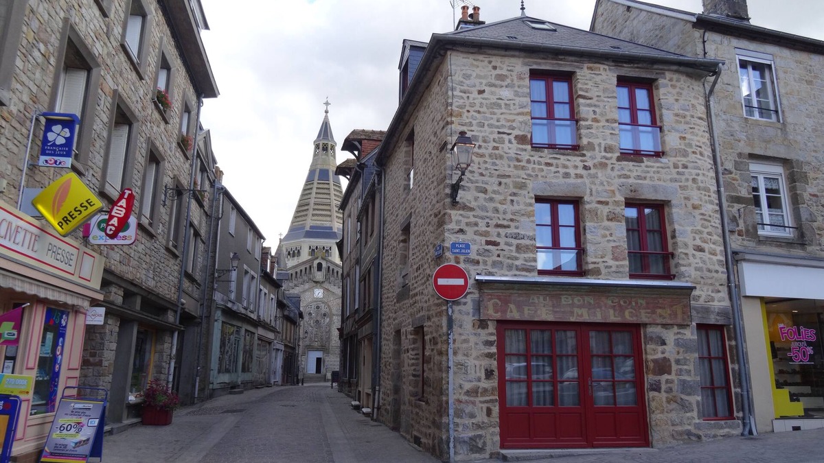 Domfront en Poiraie House | Historic Gite In The Heart Of Medieval Domfront