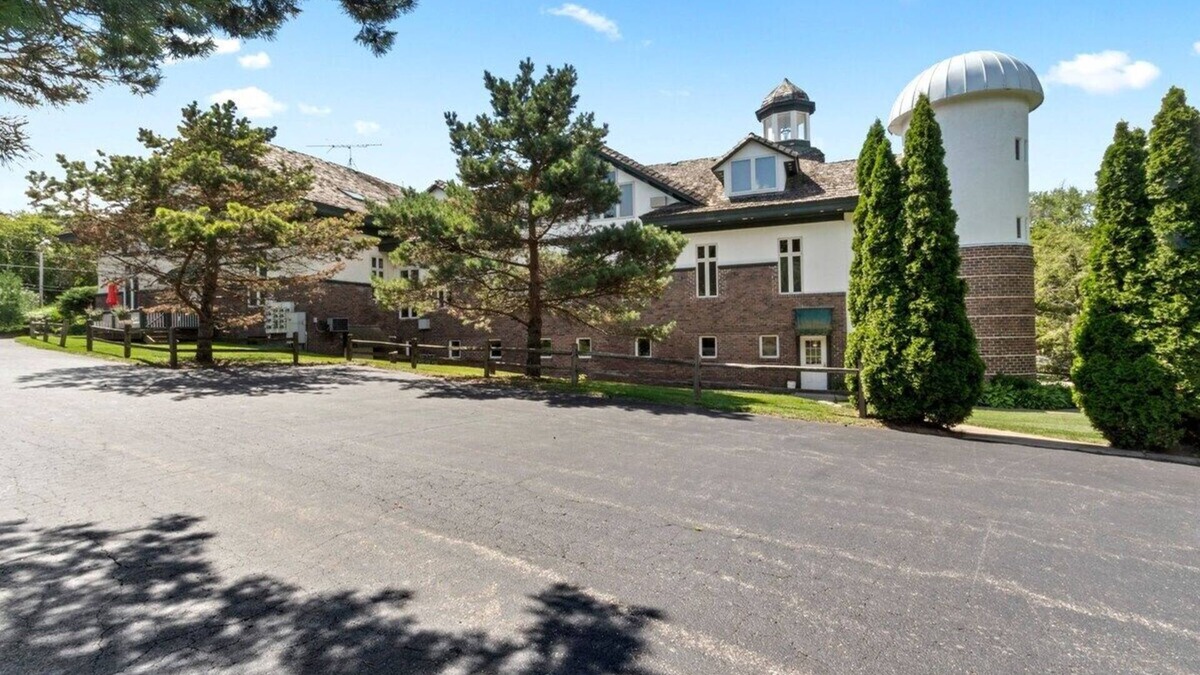 Lake Geneva Apartment | Historic Hayloft Lodge |Year-Round Activities |Short Drive to Beach, Dwntwn, Pumpkin Patch & Zipline