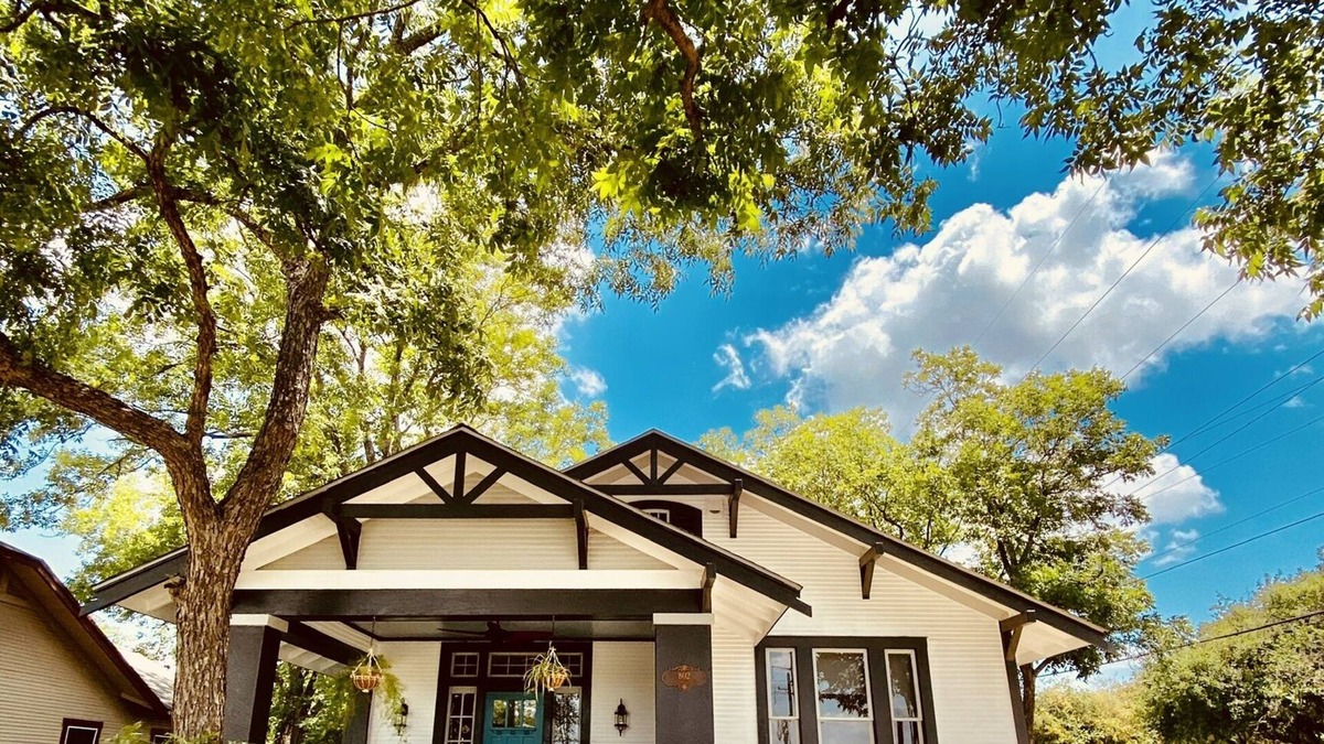 Eastside Promise Neighborhood House | Historic Home Downtown San Antonio Minutes from The Pearl/Riverwalk