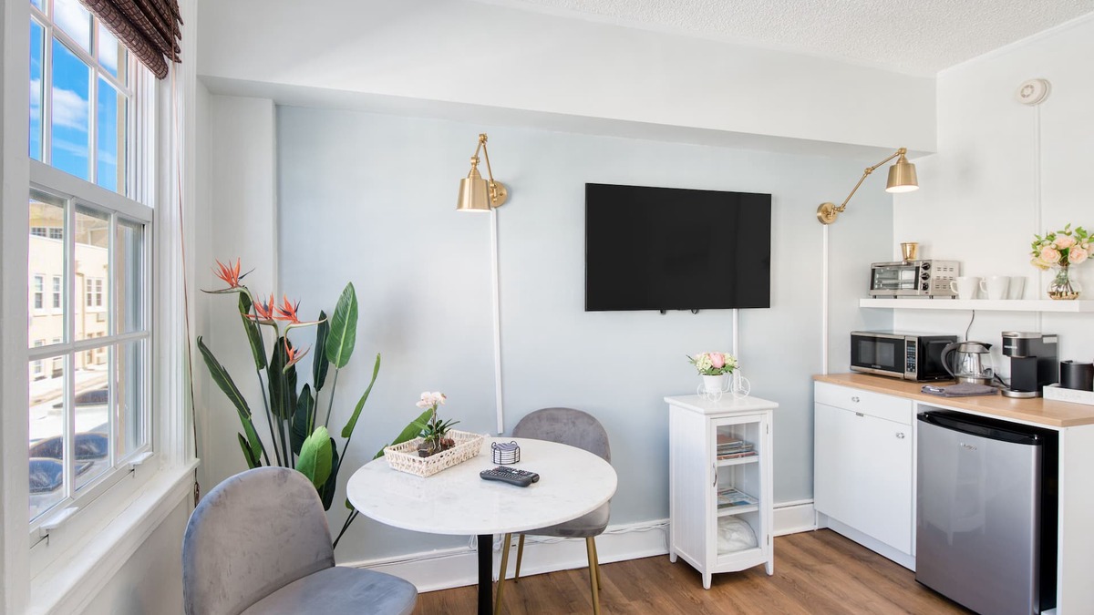Palm Beach - West Palm Beach Hotel | Historic hotel studio 2 blocks from beach with on-site pool and veranda