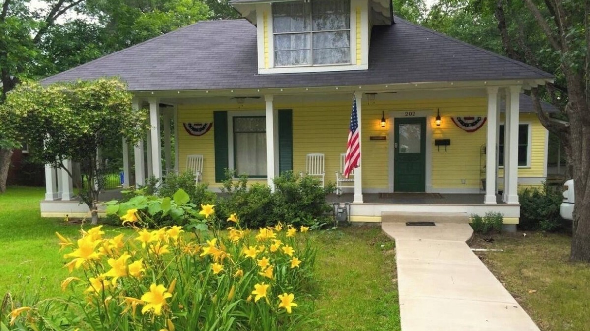 Mineola House | Historic House, modern amenities and large front porch, short walk downtown