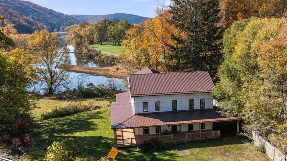 Fryburg House | Historic Hunter’s Haven, Waterfront Gem in Tionesta. Float, fish and relax here.