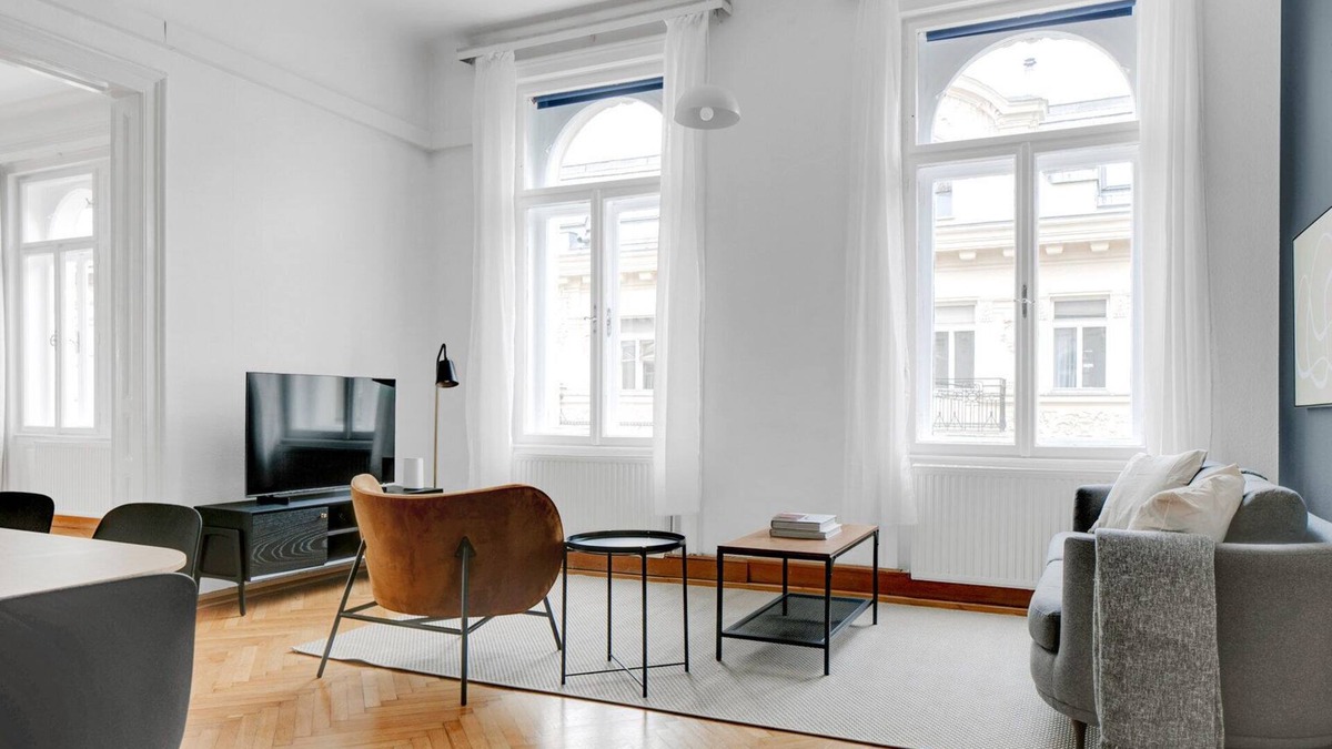 Innere Stadt Apartment | Historic Innere Stadt 3BR w/Elevator & Great View near U1, by Blueground