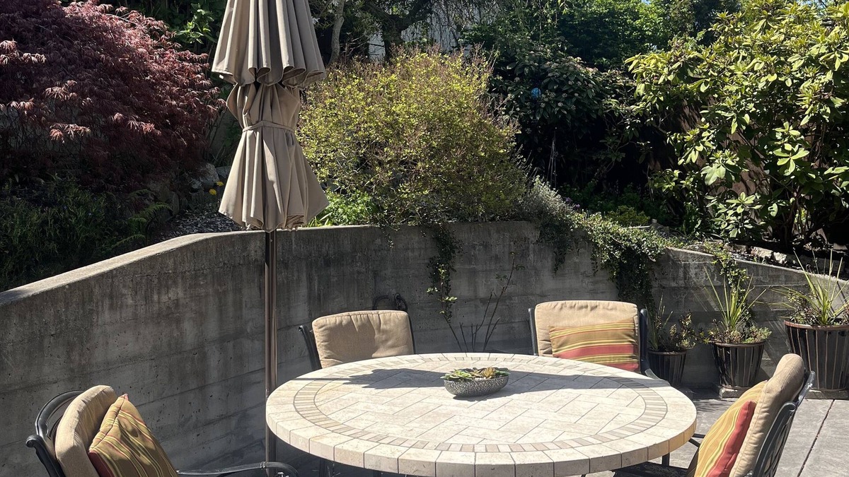 James Bay House | Historic James Bay. Walk to Town. Steps to Fishermans Wharf & Inner Harbour