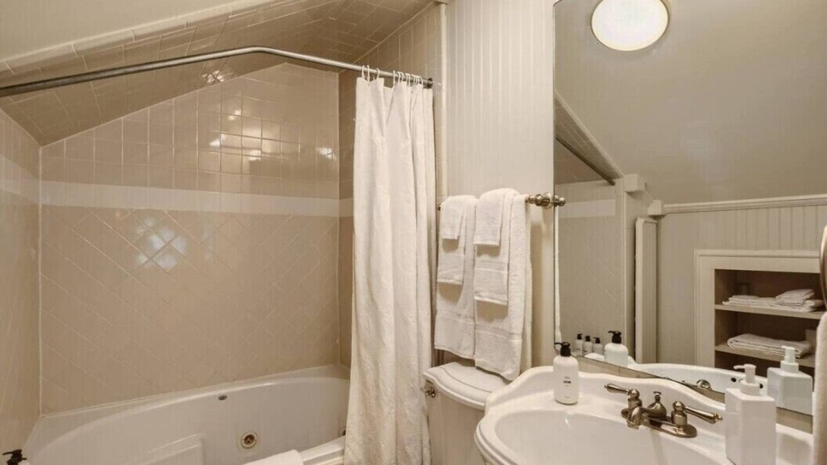 Old East Dallas House | Historic Junius:4 rooms + 2 Casitas