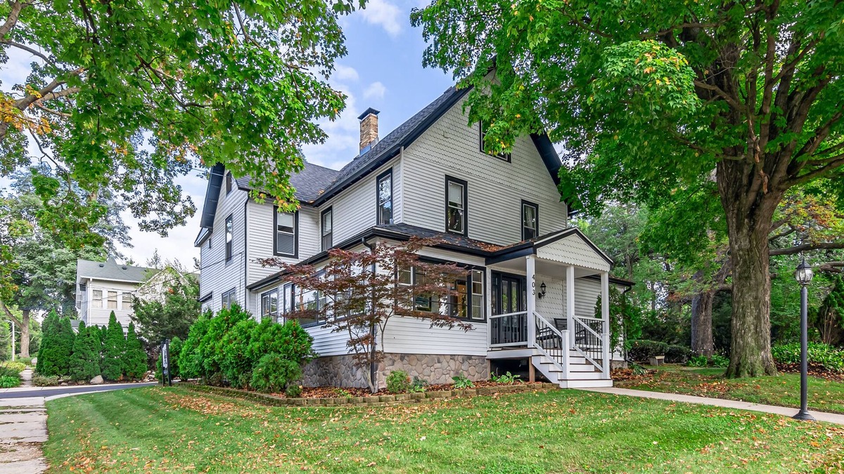 Lake Geneva House | Historic Lake Geneva 🏡. Walk 2 Everything! IN THE HEART OF DOWNTOWN! nnnn