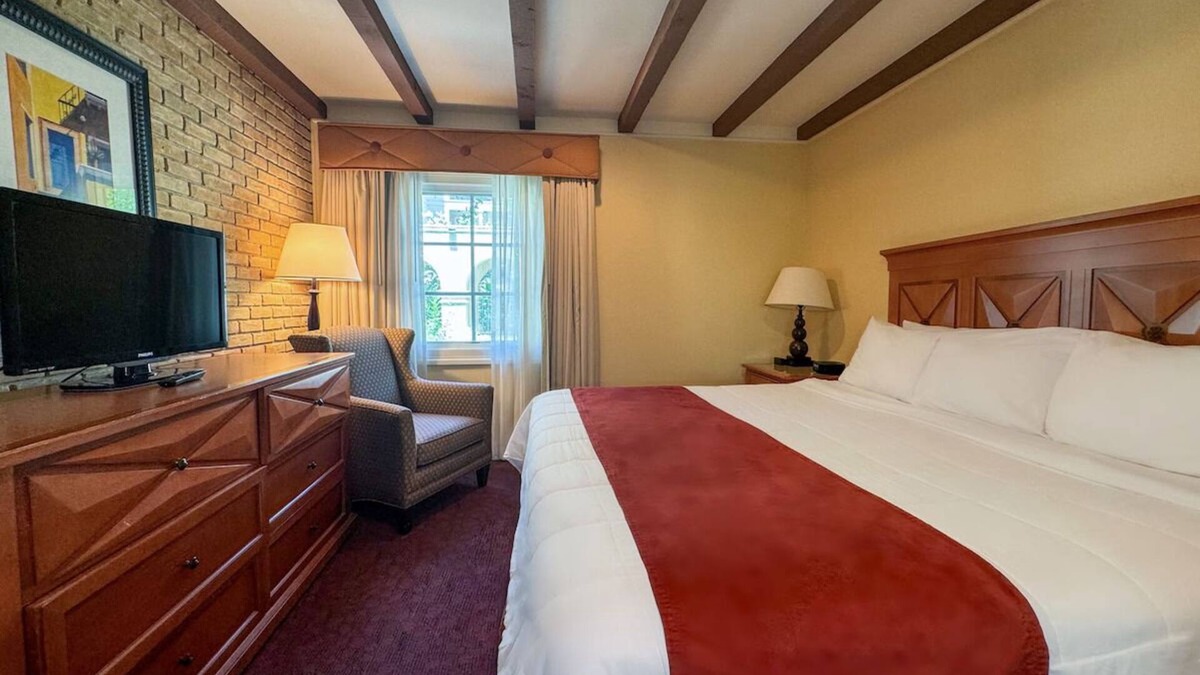 Western Division Hotel | Historic Laredo Retreat w/Courtyard Pool, Onsite Dining & Border Views