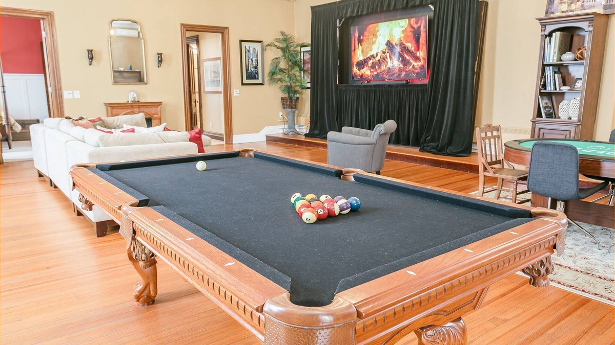 Macedon House | Historic Loft | Pool Table | Bar | Movie Theater