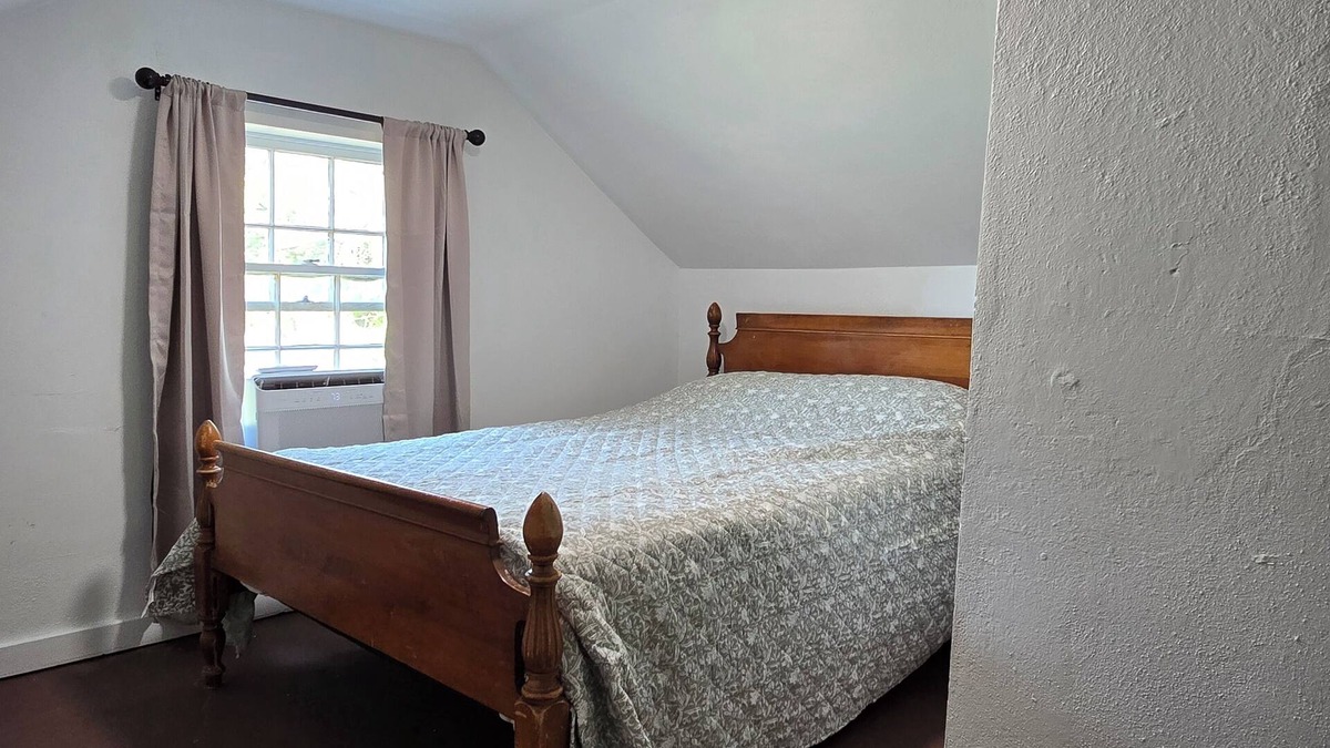 Cowley House | Historic Log Home in Beautiful Cowley