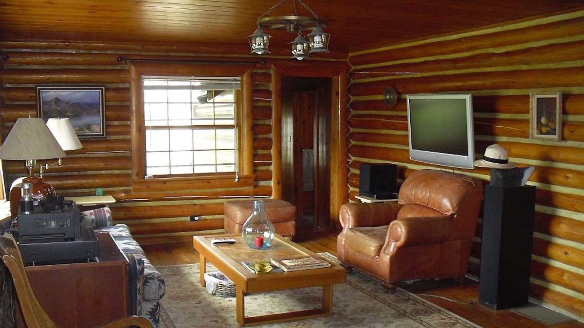 Ennis House | Historic Log Home in the Heart of Ennis