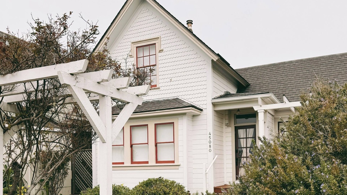 Mendocino House | Historic Madeira House in Mendocino Village