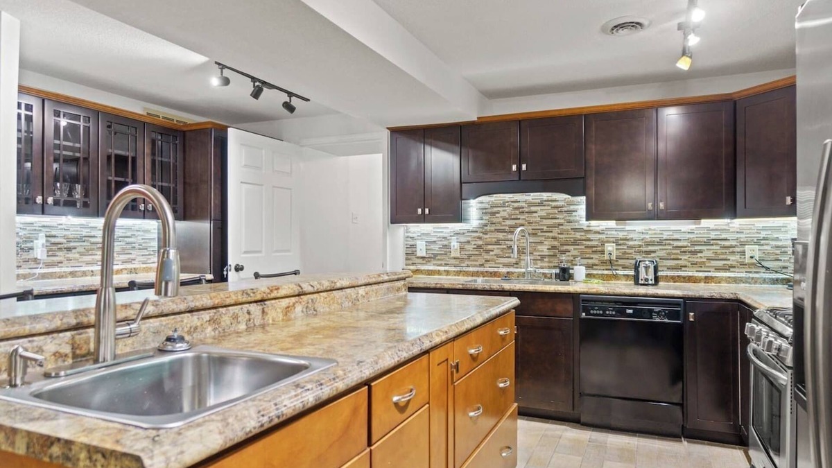 Fort Wayne Apartment | Historic Mansion Apt 4 | Ping-Pong & Free Parking