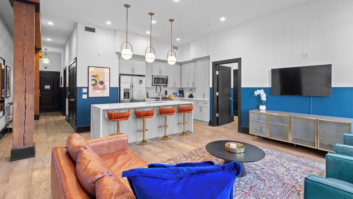 Faubourg Lafayette Hotel | Historic Meets Modern–2 Bd/2BA Condo | Gym | Gameroom | Rooftop Pool | Prime Location