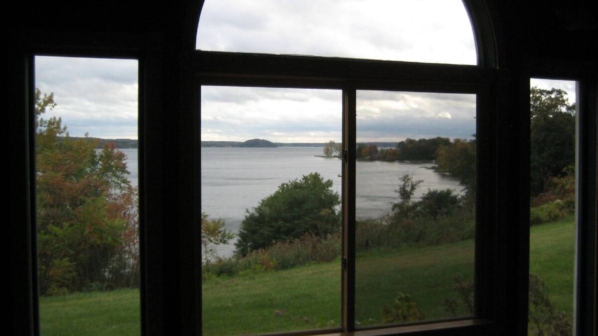 Saratoga Springs House | Historic Moon's Lakehouse on Saratoga Lake, prime location