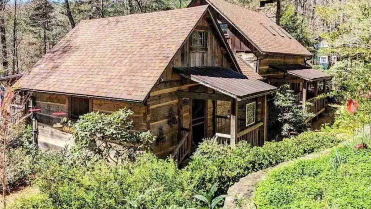 Lakemont Cabin | Historic Mountain Cabin in Beautiful Lake Rabun