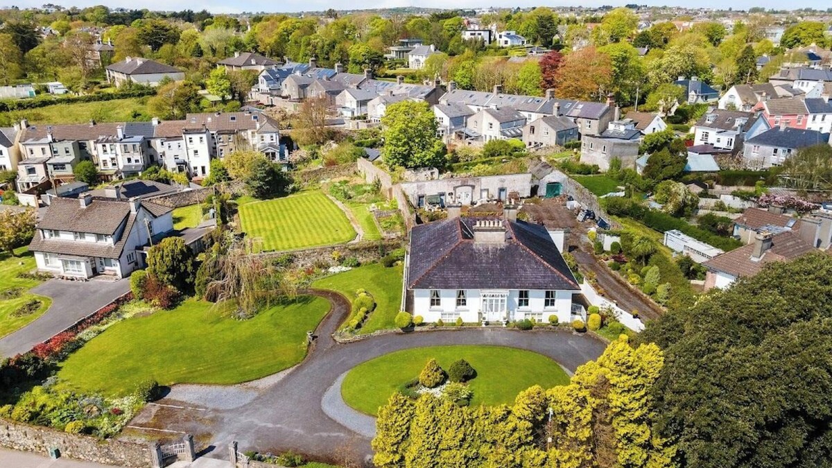 Claddagh House | Historic Nile Lodge House, 6 Nile Lodge, Galway City , 5 bedrooms, sleeps 10