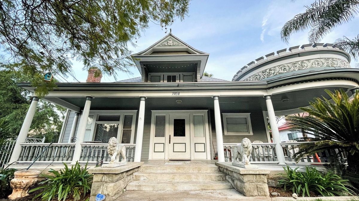 Downtown Riverside House | Historic Off-Campus Housing in Downtown Riverside 市中心历史悠久的宿舍