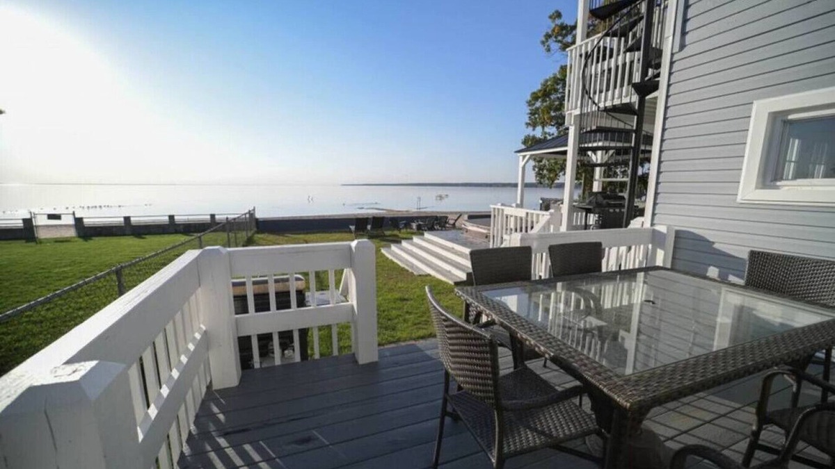 Sylvan Beach House | Historic Oneida Lakefront Home 14/BR Sleeps 42!