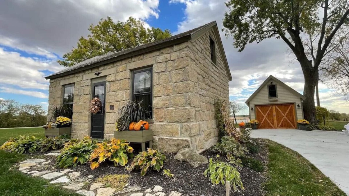 Pella House | Historic Pella Cottage w/Firepit Retreat