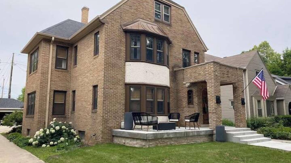 Wauwatosa Apartment | Historic Renovated 3Br in Wonderful Neighborhood