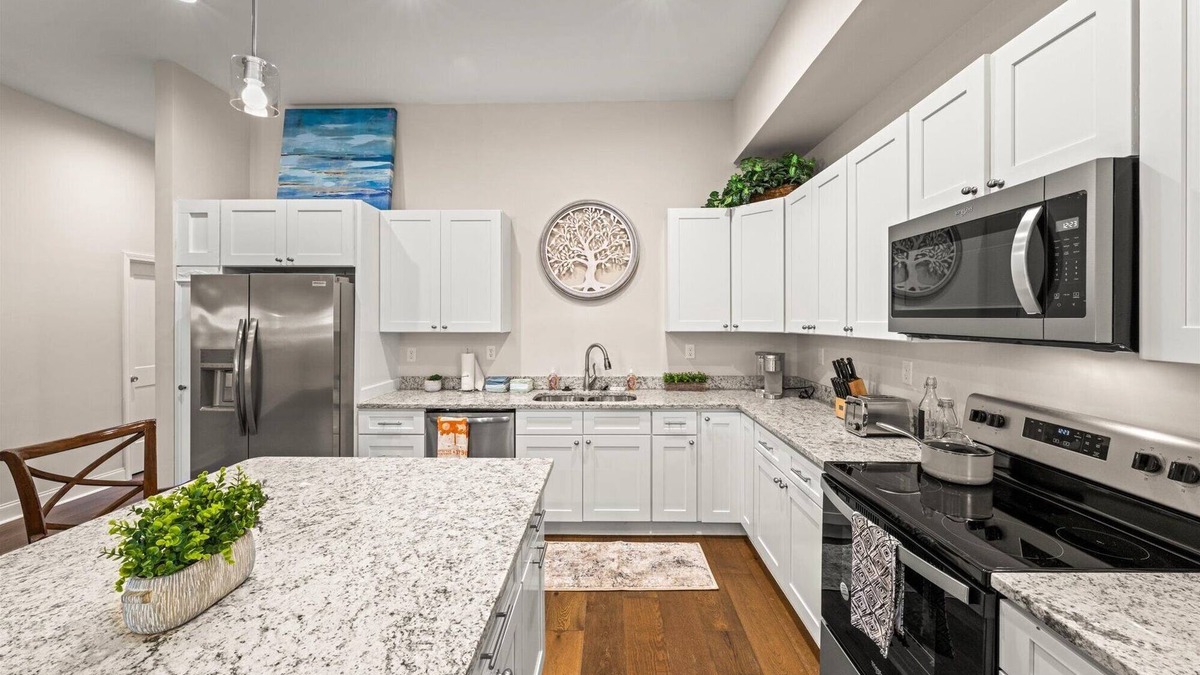 Loudon House | Historic Renovated 4-BD Townhome - City Side