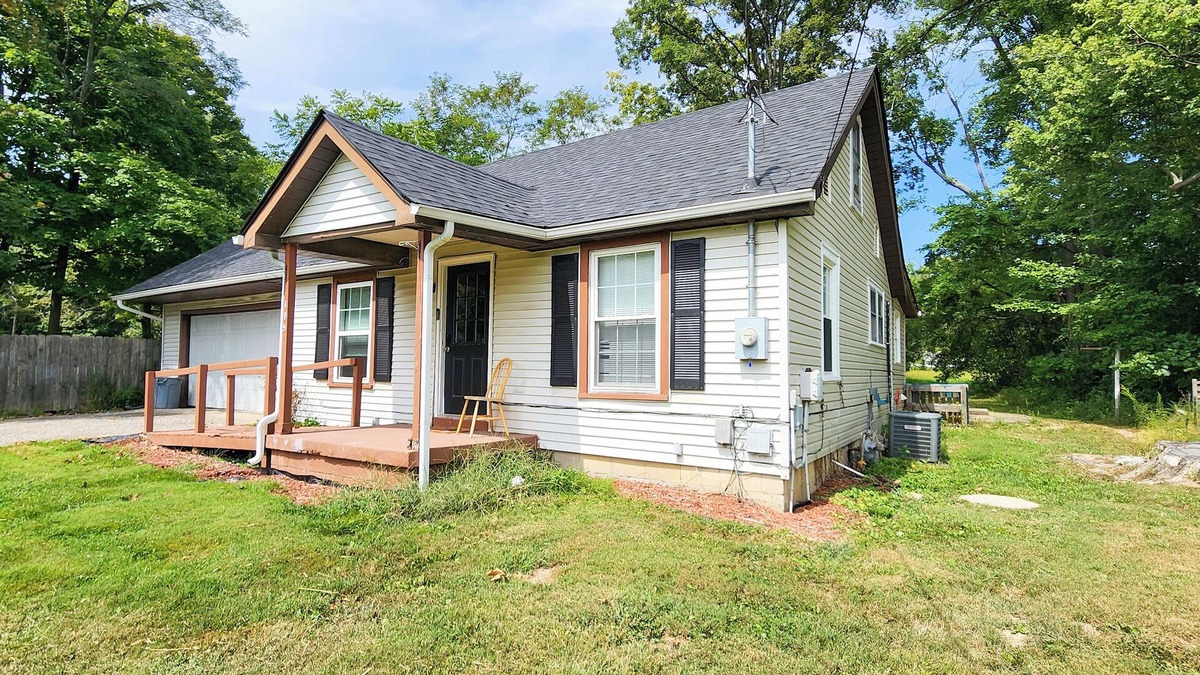 Charlestown House | Historic Retreat Charlestown Indiana 5 mins to State Park and Attractionsn