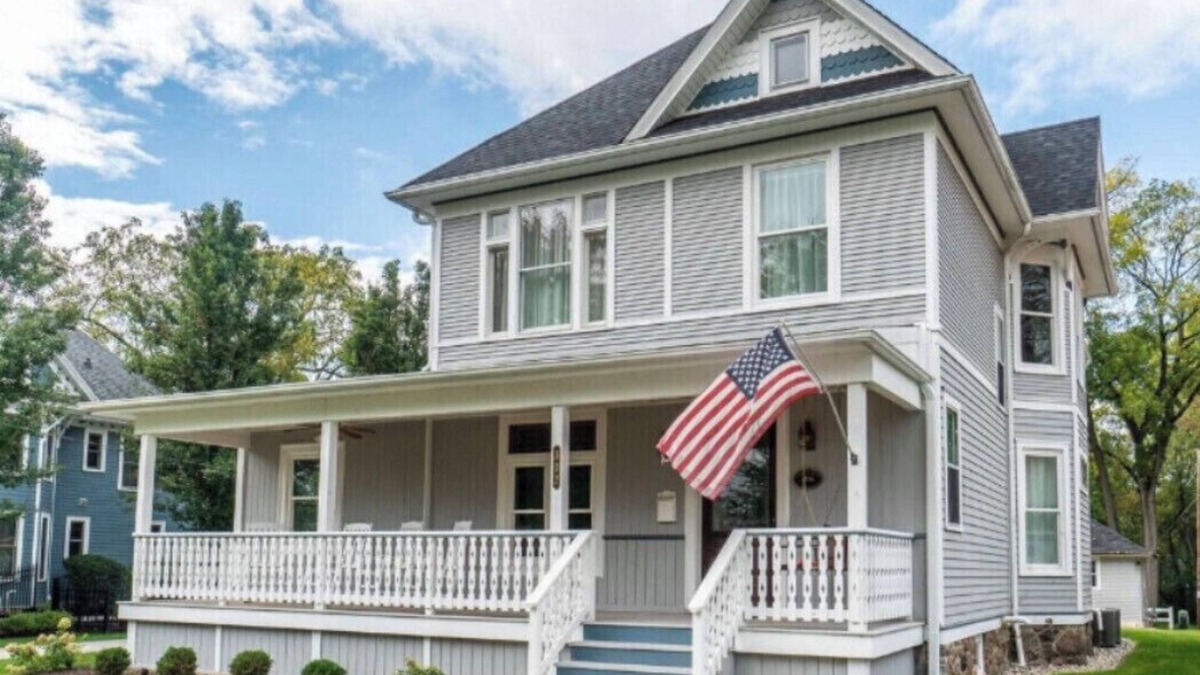 Lake Geneva House | Historic Retreat - steps from the Lake and Downtown