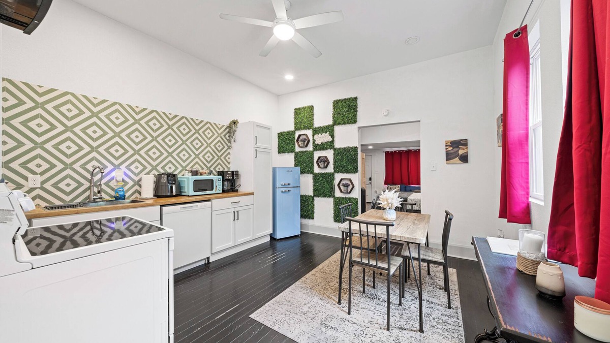 Alta Vista Apartment | Historic SA Apt l 30+ Day Stay Central & Airport