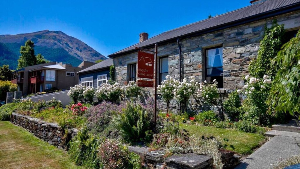 Queenstown City Centre House | Historic Stonehouse & Alley Cottage - Sleeps 14