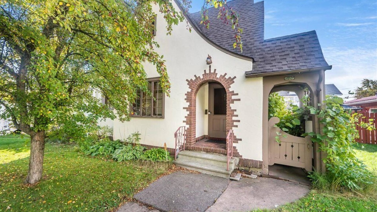 Superior House | Historic Tudor Cottage - Cute 3 Bedroom Home