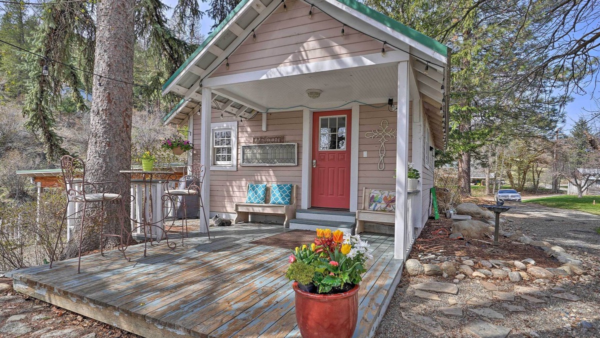 Twisp Cottage | Historic Twisp Cottage - Mountain & River View!