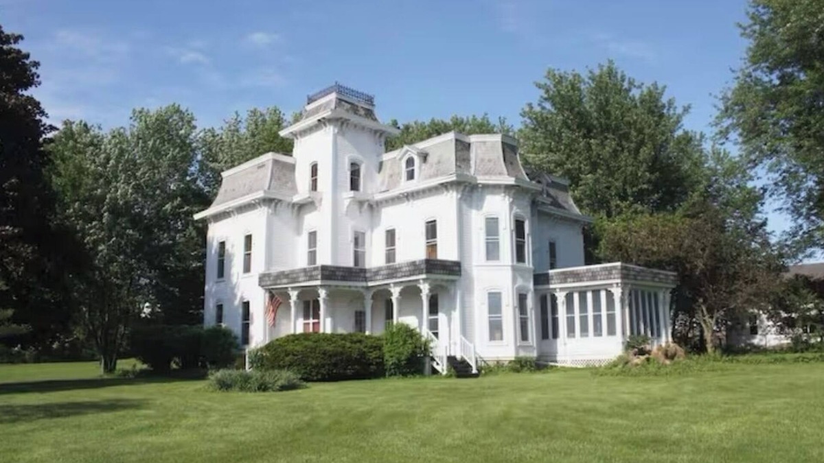 Sennett House | Historic Victorian farmhouse house on 10 acres in the FLX.