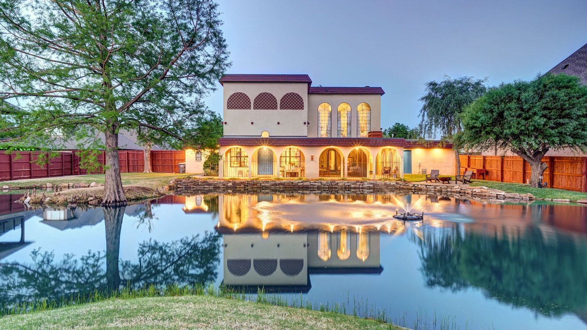 The Village Villa | Historic Villa🚶1 min from Lake Hefner🏊 Hot Tub 🎱Pool Table🐶Friendly🎣Fishing