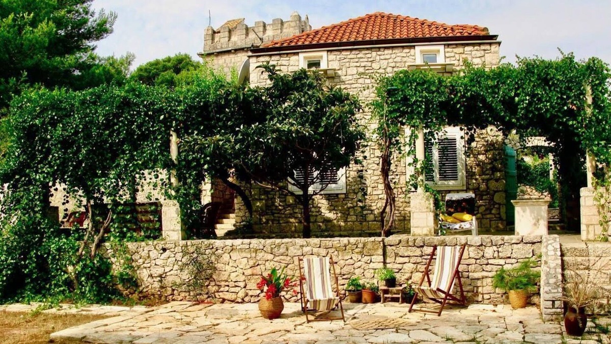 Lumbarda Villa | Historic Villa With Large Gardens Near the Beach