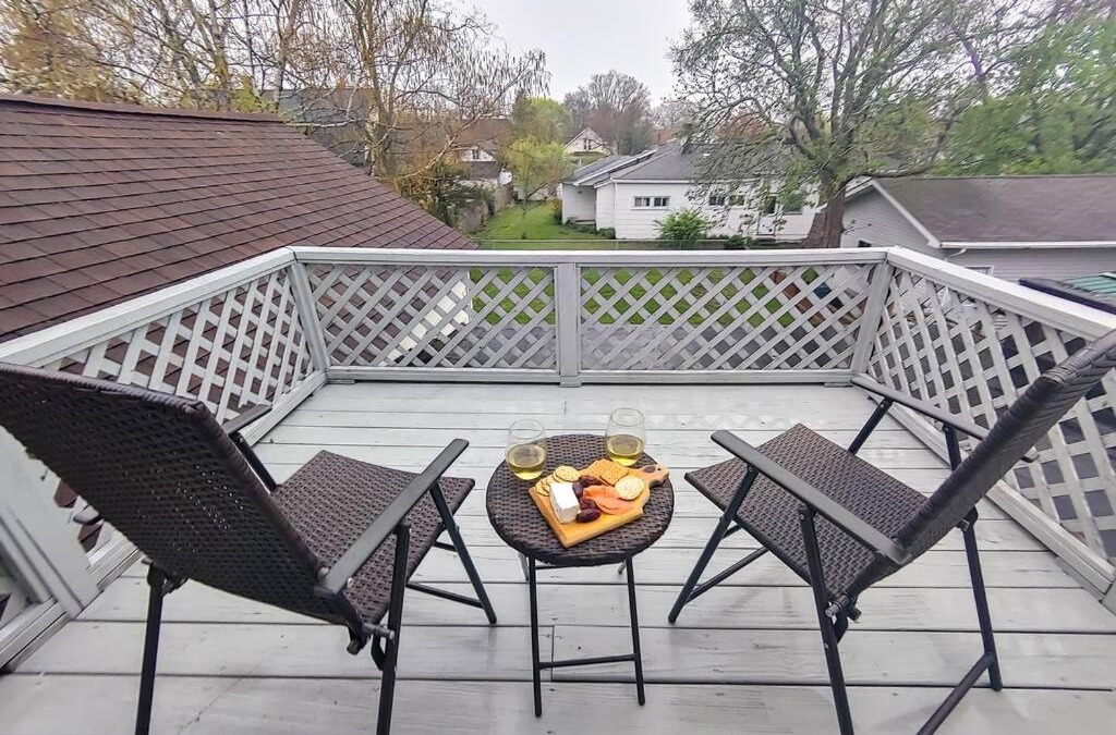 Manistee Apartment | Historic w/deck, king bed & air by Lake Michigan