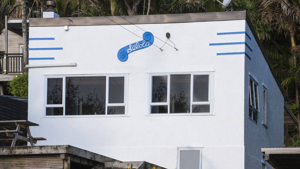 Muriwai House | Historical Art Deco Bach