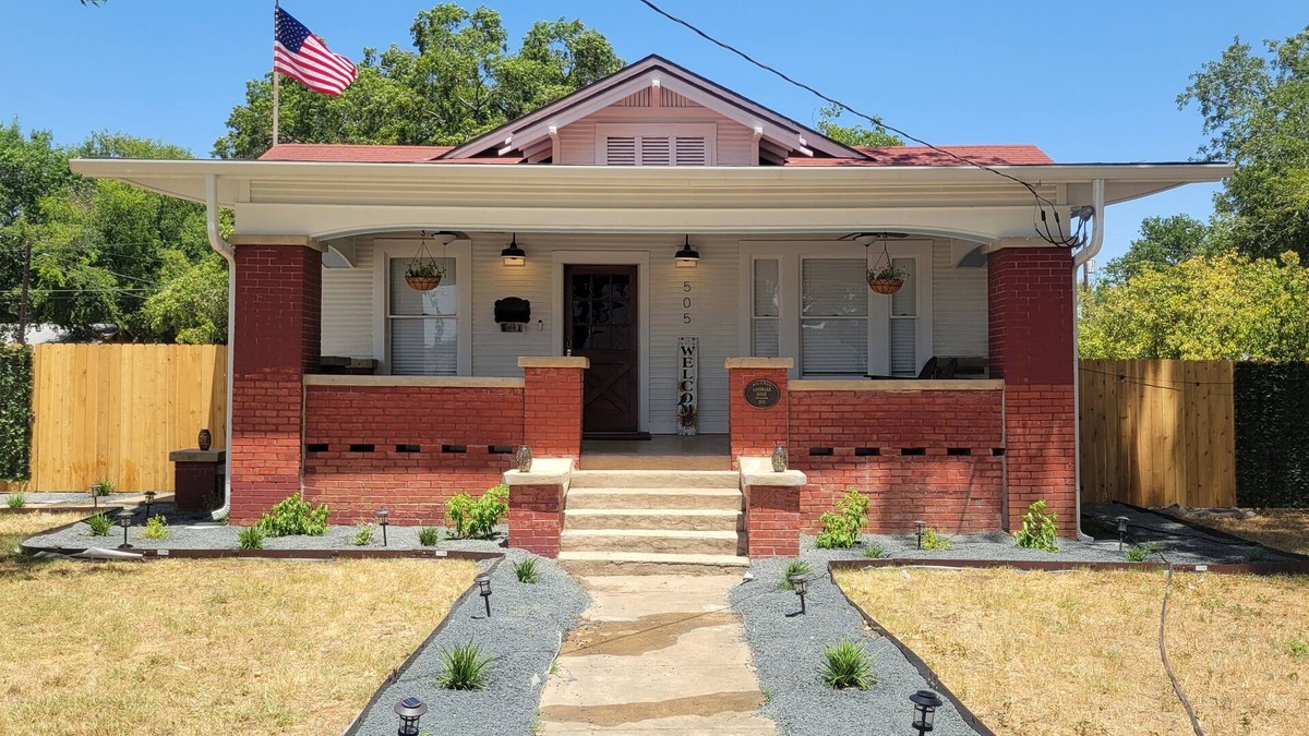 Schertz House | Historical Bungalo in downtown Schertz in between San Antonio & New Braunfels.